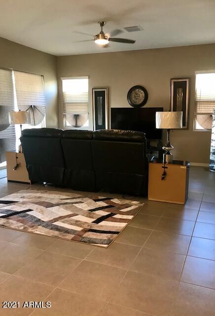 FAMILY/LIVING ROOM
