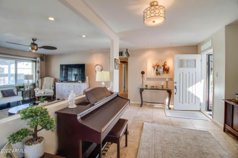9832 N. 29th Livng room-3