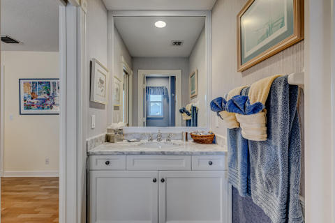 8f - Jack & Jill Bathroom