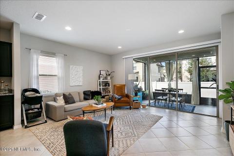 Family Room.jpg Family Room.jpg