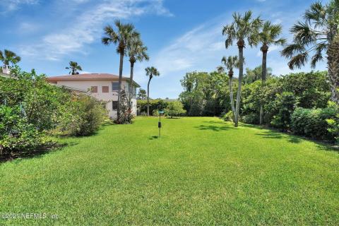 Private Large Backyard Private Large Backyard