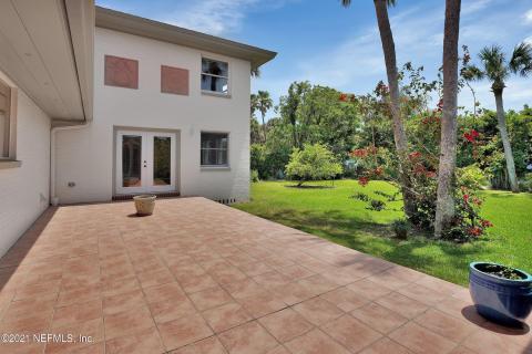 Large Deck for Entertaining Large Deck for Entertaining