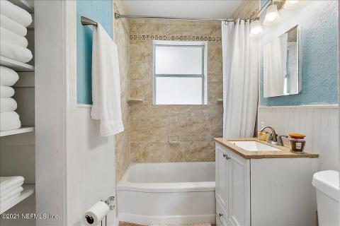 Bathroom (2).jpg Bathroom (2).jpg
