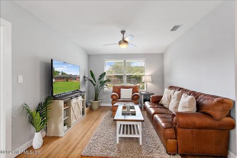 Living Room.jpg Living Room.jpg