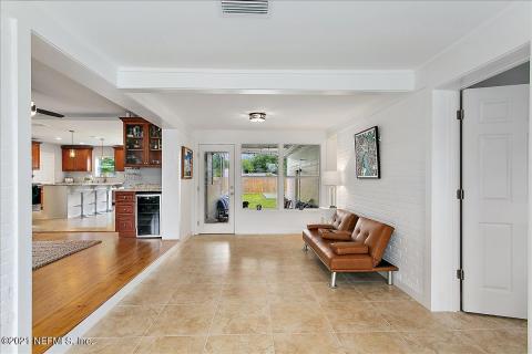 Foyer (2).jpg Foyer (2).jpg