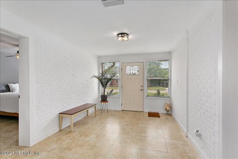 Foyer-4.jpg Foyer-4.jpg