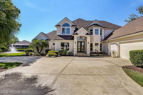 Couryard Entry w 3 Car Garage