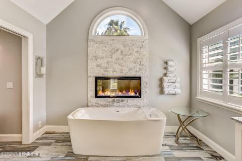 Spa Like Tub w/ Fireplace