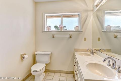 Upstairs Full Bathroom