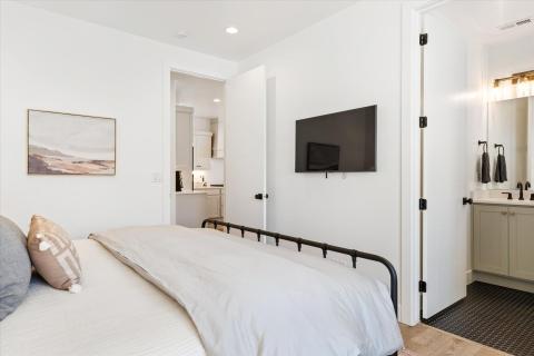 2nd Bed w/TV