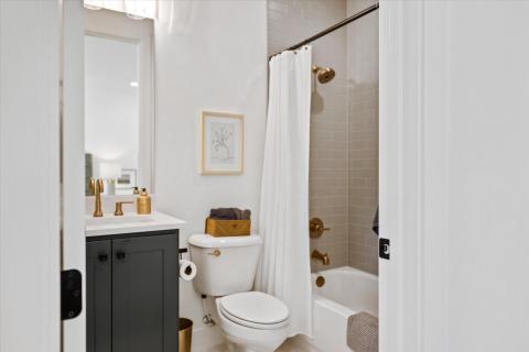 Bath tub/shower