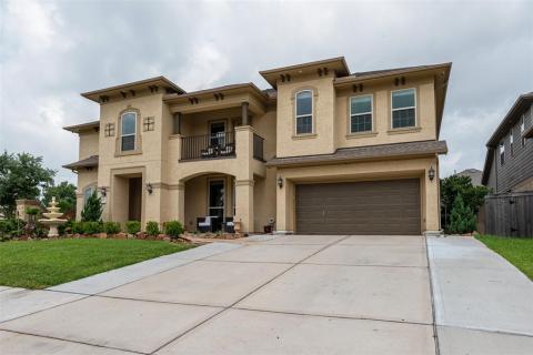 Plenty of parking here with 2 car garage with double wide driveway Plenty of parking here with 2 car garage with double wide driveway