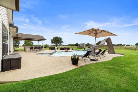 Lots of deck space and room make this area your own........