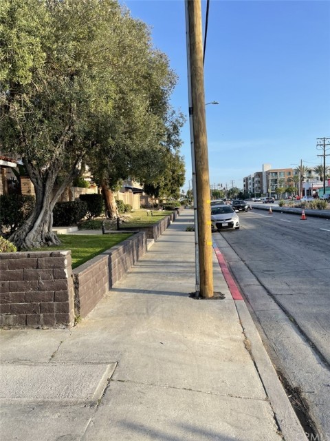 Looking toward the south along Figueroa from the front of the unit.