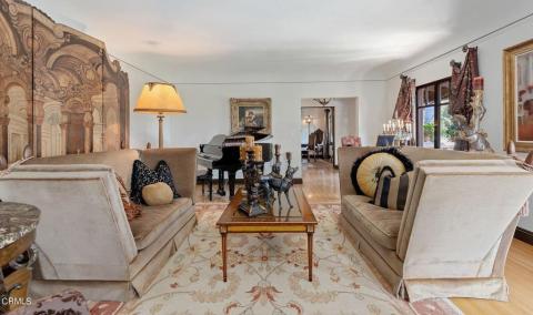 23-web-or-mls-10 - Living Room