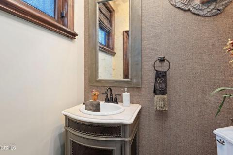 50-web-or-mls-37 - Powder Room