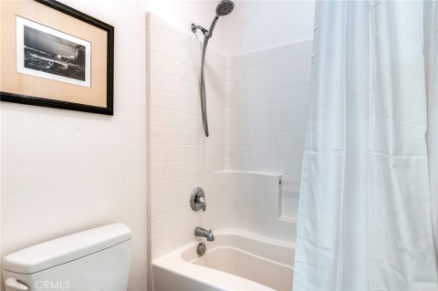 All Shower/Tub Combo Bathrooms Come With Relaxing Shower Head Hoses