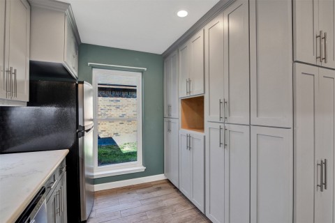 Lots Kitchen Storage space!