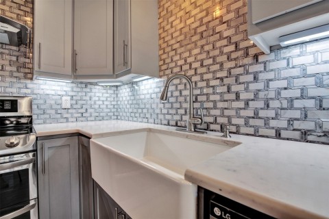 Farm sink, Marble back splash