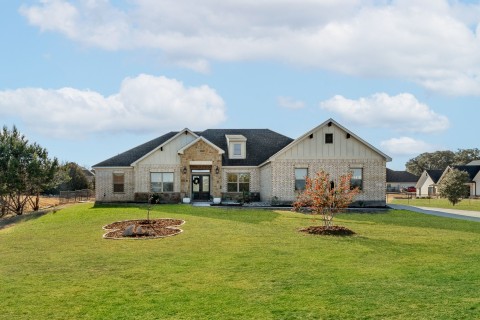 View of front of home featuring a front yard and landscaping