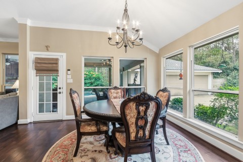 The breakfast area is enhanced by the large windows that give you natural light. A wonderful place to have that morning cup of coffee and enjoy the amazing view of the outdoors.