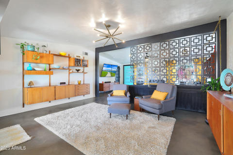 Family Room Adj To Kitchen