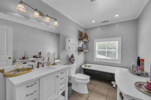 Clawfoot Tub Full Bathroom