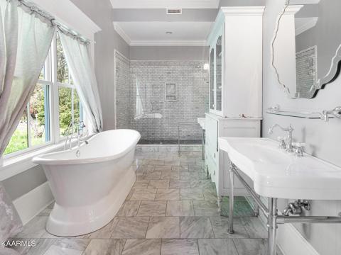 Owner's Ensuite Bathroom