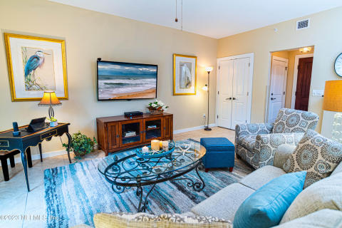 Living Area to Entry