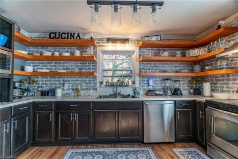 Are these floating shelves and brick walls not to die for?