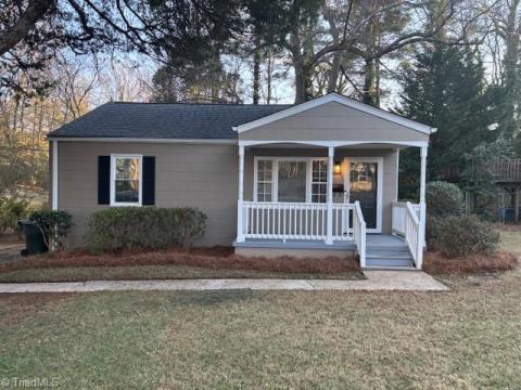 WELCOME TO 2001 COLONIAL AVE..  STEP INSIDE THIS ADORABLE COTTAGE.