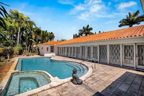 View of jacuzzi and pool