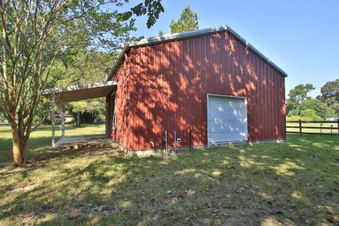 Complete with a roll up door Complete with a roll up door