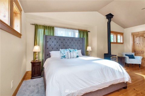 Plenty of lighting in this delightful room with vaulted ceilings, pine floors & craftsman style trim. Plenty of lighting in this delightful room with vaulted ceilings, pine floors & craftsman style trim.