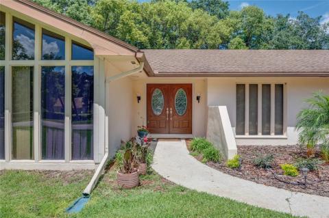 Front entryway with sidewalk leading to driveway.