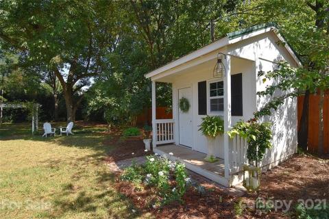Custom "she" shed for gardening Custom "she" shed for gardening