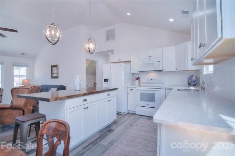 Full kitchen in carriage house apartment, bedroom, full bath, closet, storage and washer/dryer! Full kitchen in carriage house apartment, bedroom, full bath, closet, storage and washer/dryer!