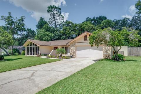 Large driveway to accommodate all your guests!
