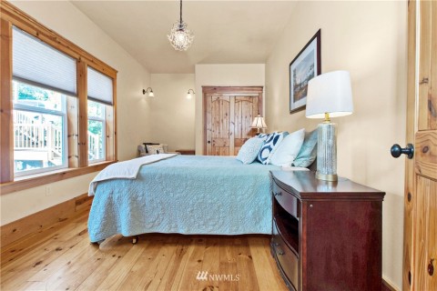 Yes, this charming room comes with lake views as well. Yes, this charming room comes with lake views as well.