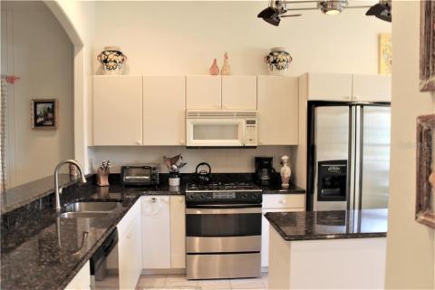 Spacious Kitchen with Gas Stove!
