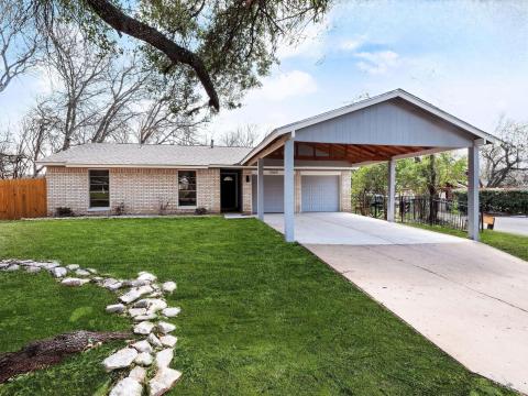 View of front of house featuring a front yard, fe