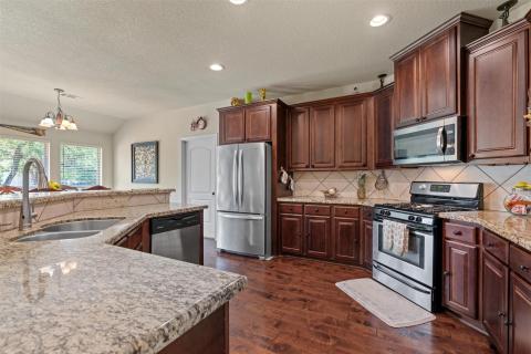Kitchen featuring stainless steel appliances, han