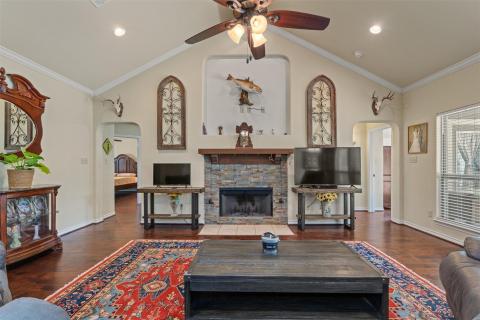 Living area featuring arched walkways, ornamental