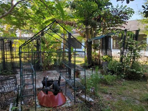 Lovely garden area to make whatever you want