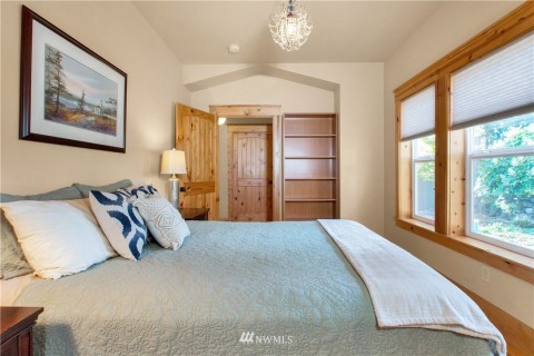 Looking back to the hall & full bath. Looking back to the hall & full bath.