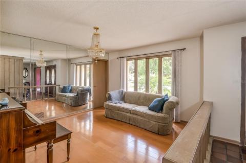Dining Room - Windows that bring in the natural light