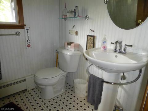 Upper level full bath