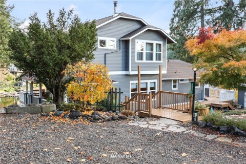 Main entrance on dead end street with plenty of room for parking. Main entrance on dead end street with plenty of room for parking.